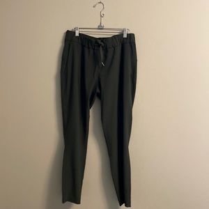 Lululemon on the fly 7/8 woven pant